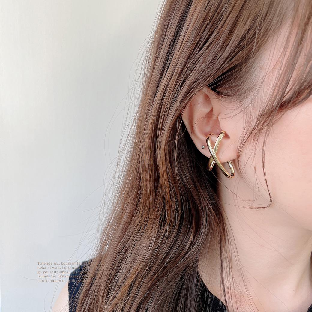 エッジの効いたデザインとツヤ感が女性らしくもかっこいい印象に 大きめ メタル イヤーカフ 0061